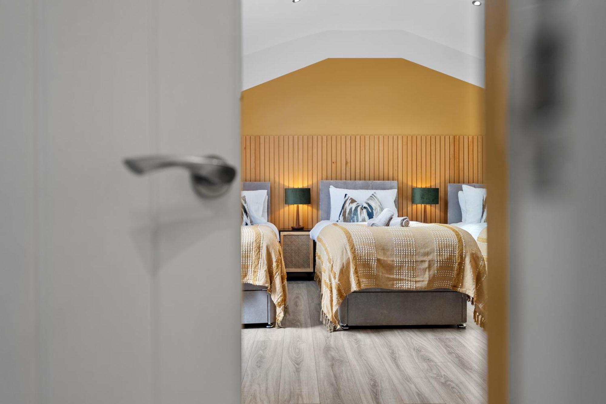 4-Bedroom Stunning Luxe, Spacious & Stylish Design House Bolton, Sleeps 11, With Parking Central Bolton, Links To Manchester, Pet-Friendly, Best For Groups! Work Contractors And Summer Special Offer! - By Blue Puffin Stays Farnworth Esterno foto