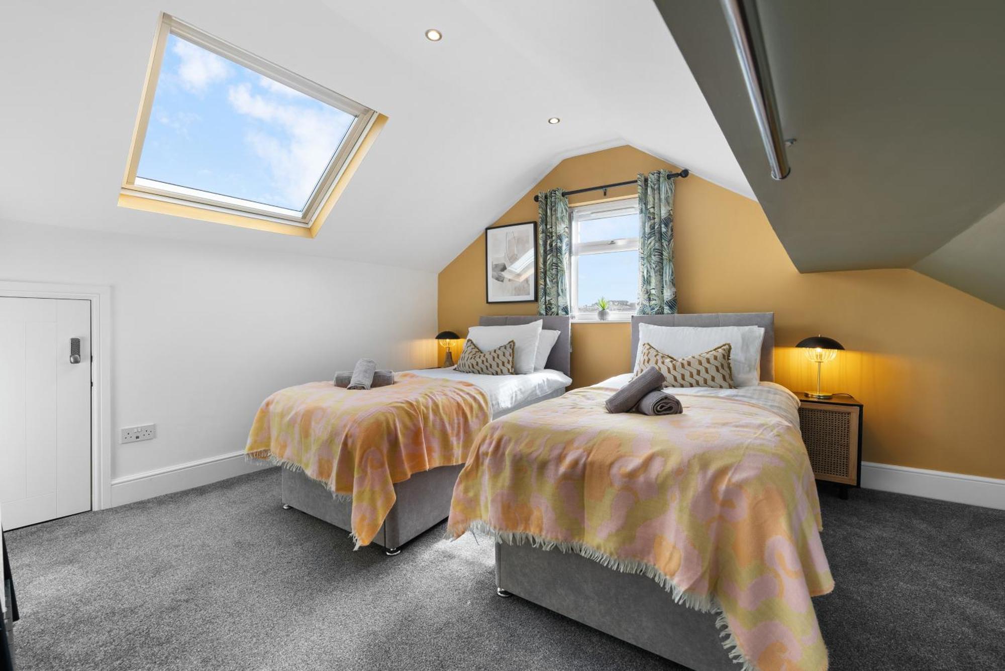 4-Bedroom Stunning Luxe, Spacious & Stylish Design House Bolton, Sleeps 11, With Parking Central Bolton, Links To Manchester, Pet-Friendly, Best For Groups! Work Contractors And Summer Special Offer! - By Blue Puffin Stays Farnworth Esterno foto