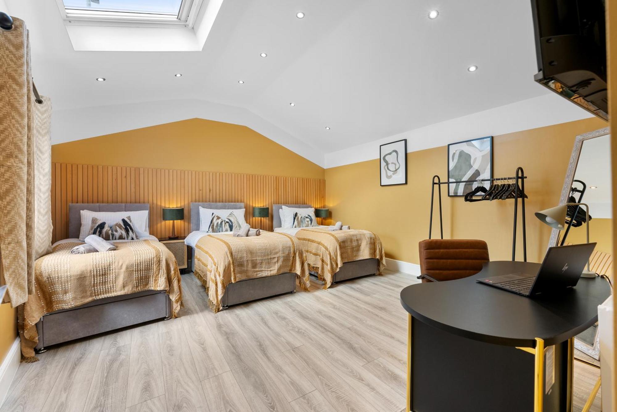 4-Bedroom Stunning Luxe, Spacious & Stylish Design House Bolton, Sleeps 11, With Parking Central Bolton, Links To Manchester, Pet-Friendly, Best For Groups! Work Contractors And Summer Special Offer! - By Blue Puffin Stays Farnworth Esterno foto
