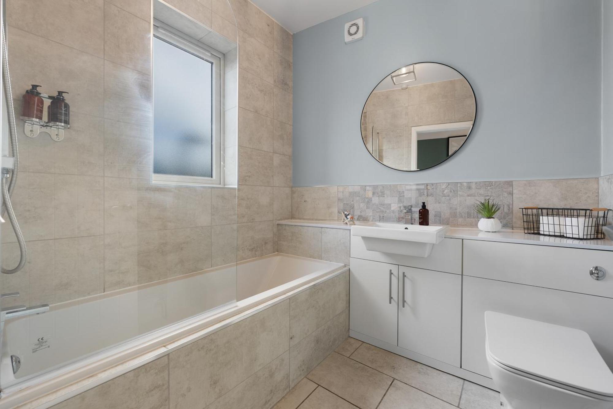 4-Bedroom Stunning Luxe, Spacious & Stylish Design House Bolton, Sleeps 11, With Parking Central Bolton, Links To Manchester, Pet-Friendly, Best For Groups! Work Contractors And Summer Special Offer! - By Blue Puffin Stays Farnworth Esterno foto