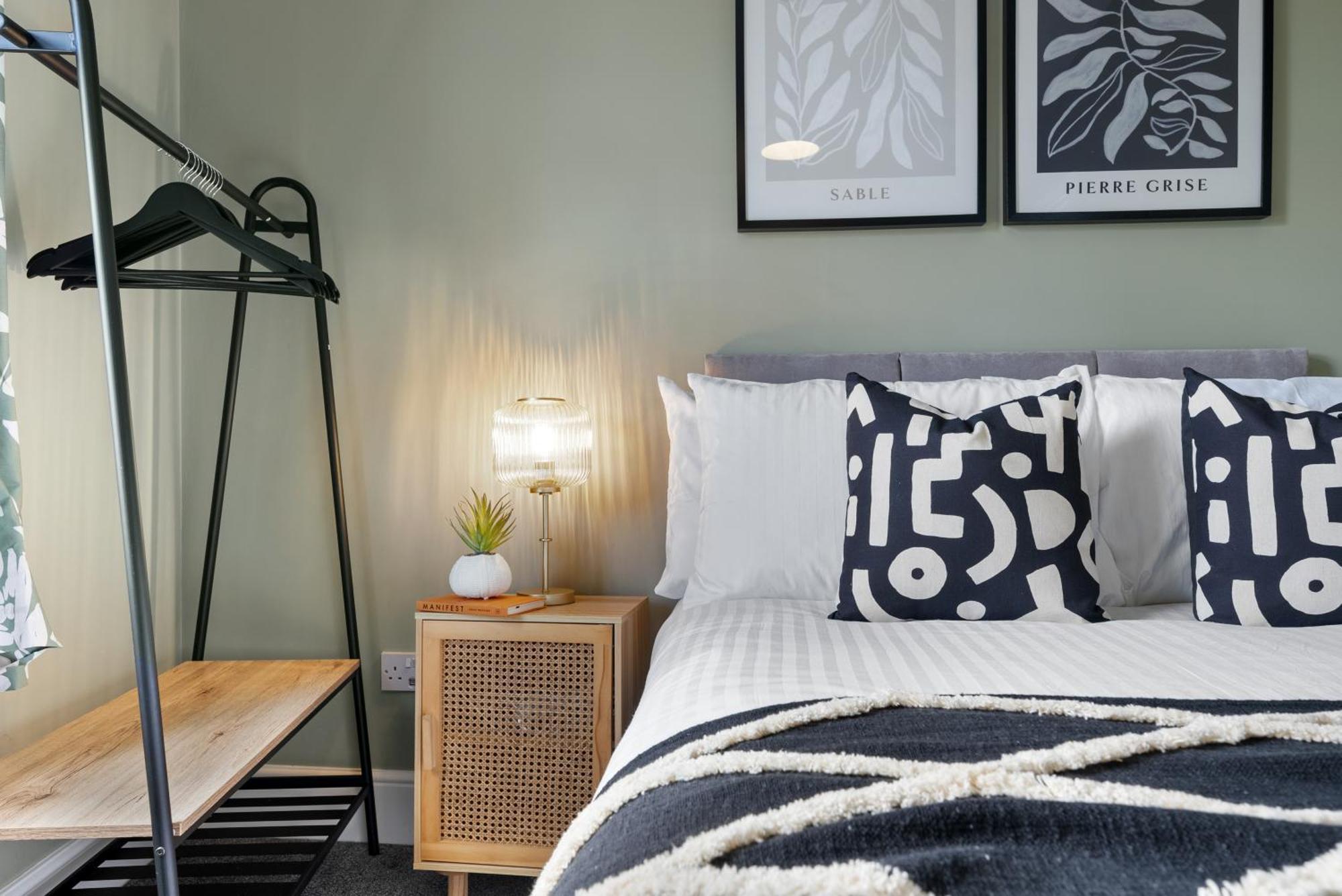 4-Bedroom Stunning Luxe, Spacious & Stylish Design House Bolton, Sleeps 11, With Parking Central Bolton, Links To Manchester, Pet-Friendly, Best For Groups! Work Contractors And Summer Special Offer! - By Blue Puffin Stays Farnworth Esterno foto