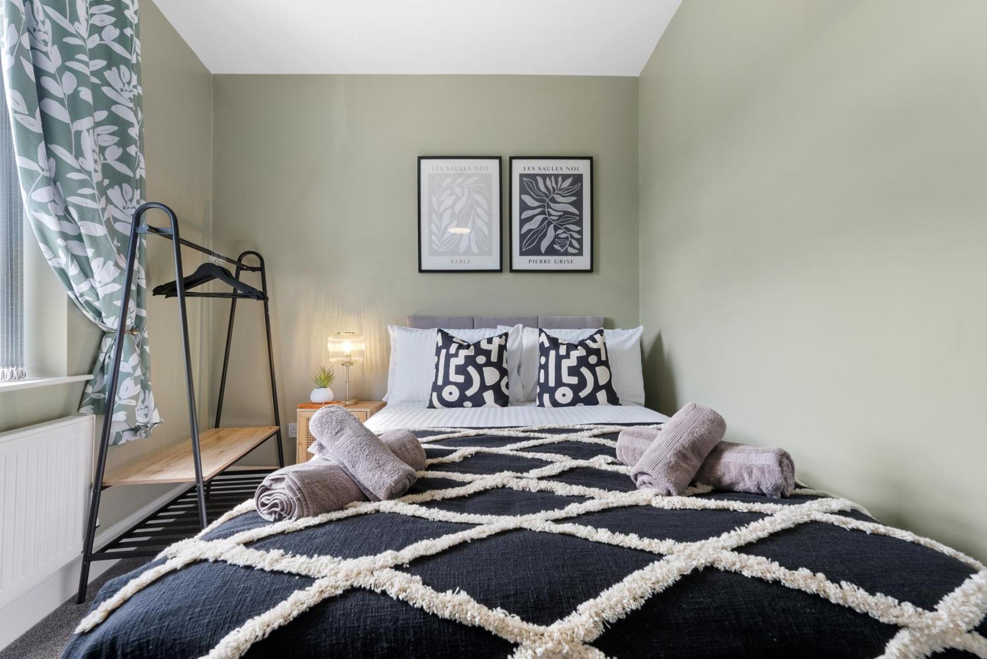 4-Bedroom Stunning Luxe, Spacious & Stylish Design House Bolton, Sleeps 11, With Parking Central Bolton, Links To Manchester, Pet-Friendly, Best For Groups! Work Contractors And Summer Special Offer! - By Blue Puffin Stays Farnworth Esterno foto